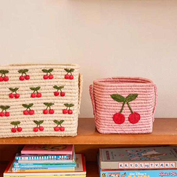 Kleiner quadratischer Raffiakorb im Big Cherry Design in pink