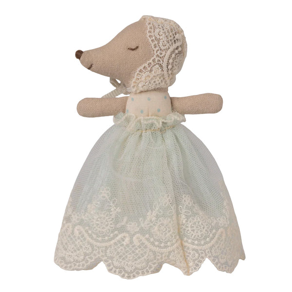 Babymaus im hellblauen Taufkleid