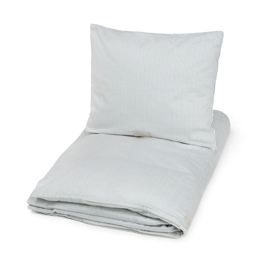 01_Cam Cam Junior Sengetøj 100 x 140 cm - Classic Stripes Blue.jpg