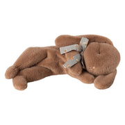 01_Maileg sovende plyskanin, varm brun.jpg