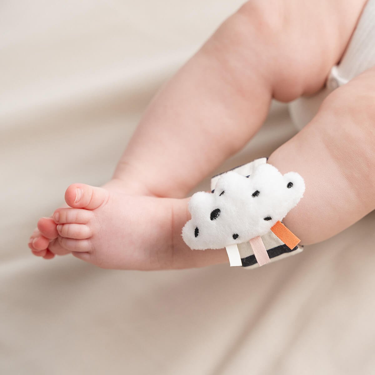 02_Done by Deer Håndledsrangle 2 pak, Happy clouds powder-4.jpg