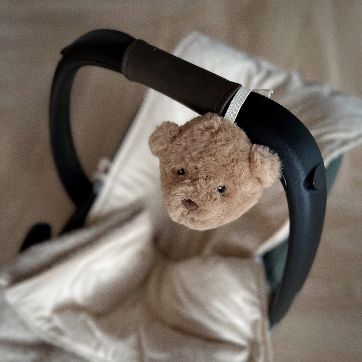 02_Flow Amsterdam Lou transportabel hjertelydsbamse, brun-2.jpg