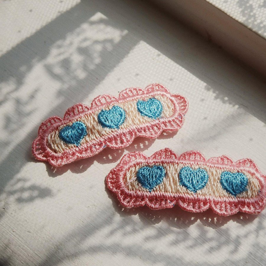 Konges Sløjd 2 - pak hårclips med hjerte broderi, buttercream