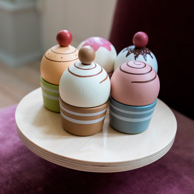 02_MaMaMeMo cupcakes på kagefad.png