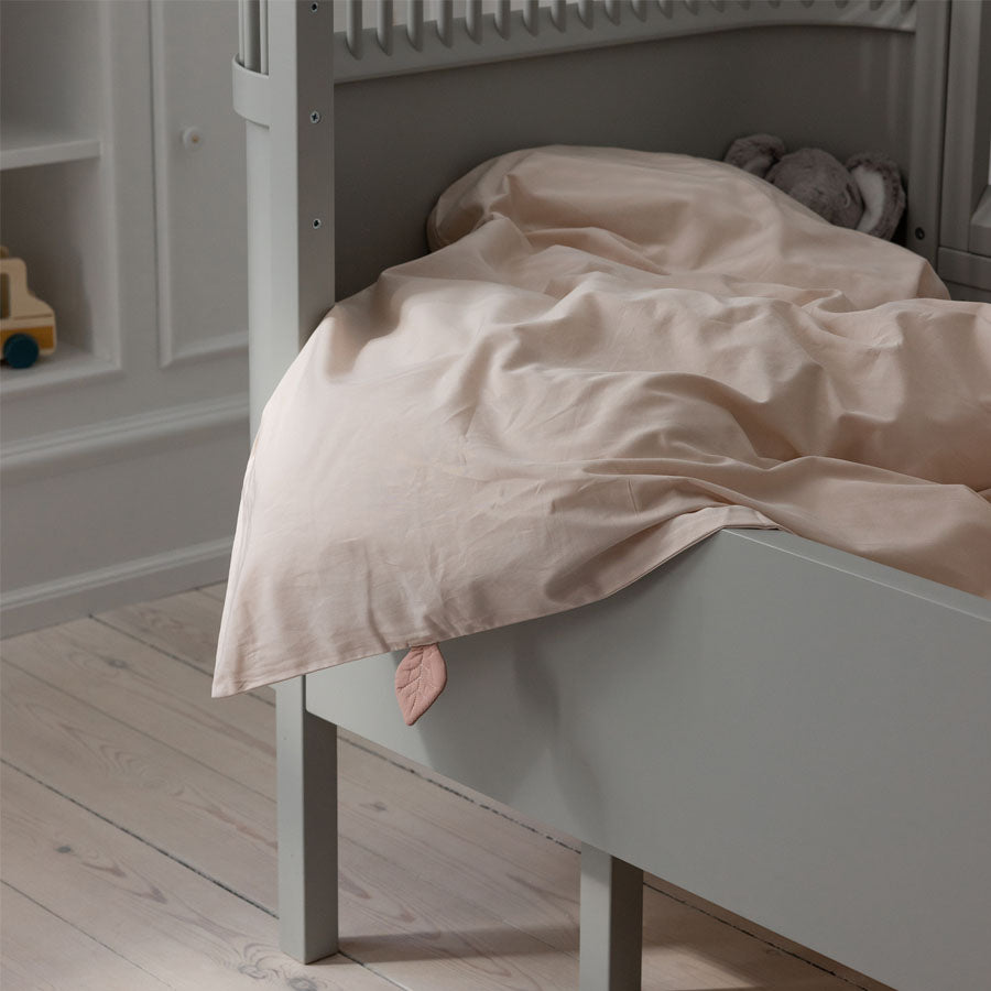 02_Sebra junior sengetøj, birchbark rose 1.jpg