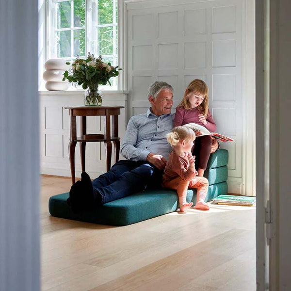 by KlipKlap 3 Fold sofa single, dyb grøn med lys grøn knap