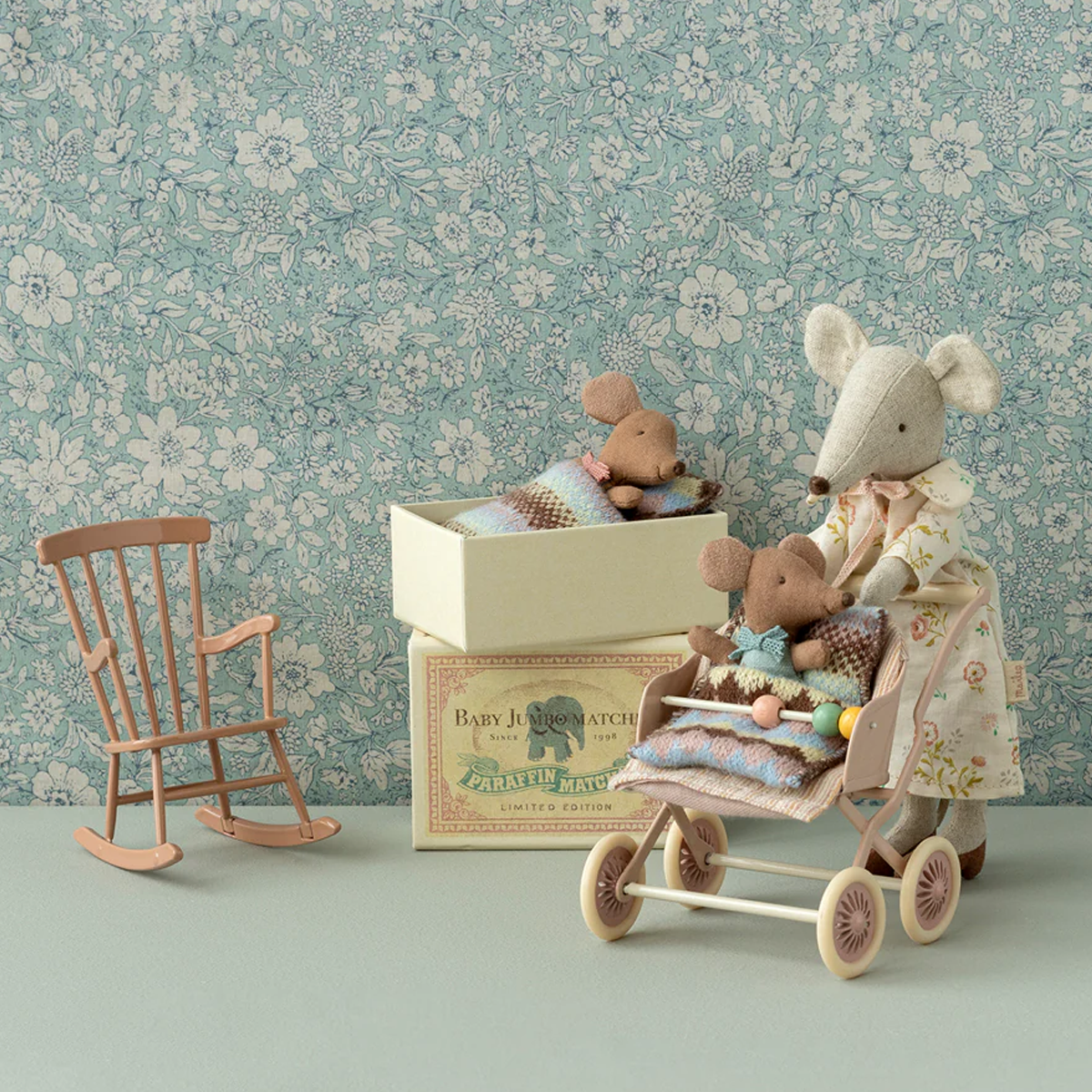 03_Maileg Sove-vågen baby mus i tændstiksæske, rose.png