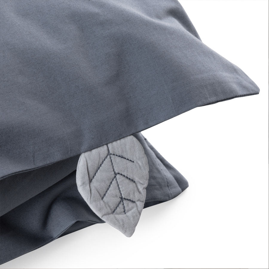 03_Sebra Klassisk junior sengetøj, forest lake blue 2.jpg