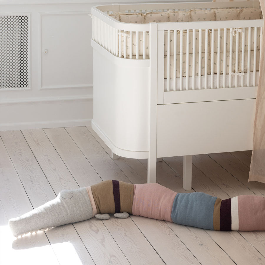 03_Sebra Strikket pude Sleepy Croc, birchbark rose mix 2.jpg