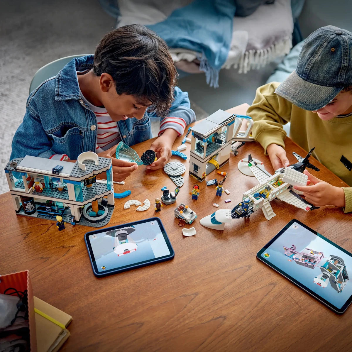 LEGO® CITY Lufthavn Med Fly