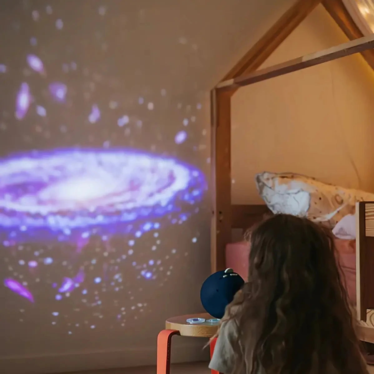 Kidywolf Projektor, Rummet