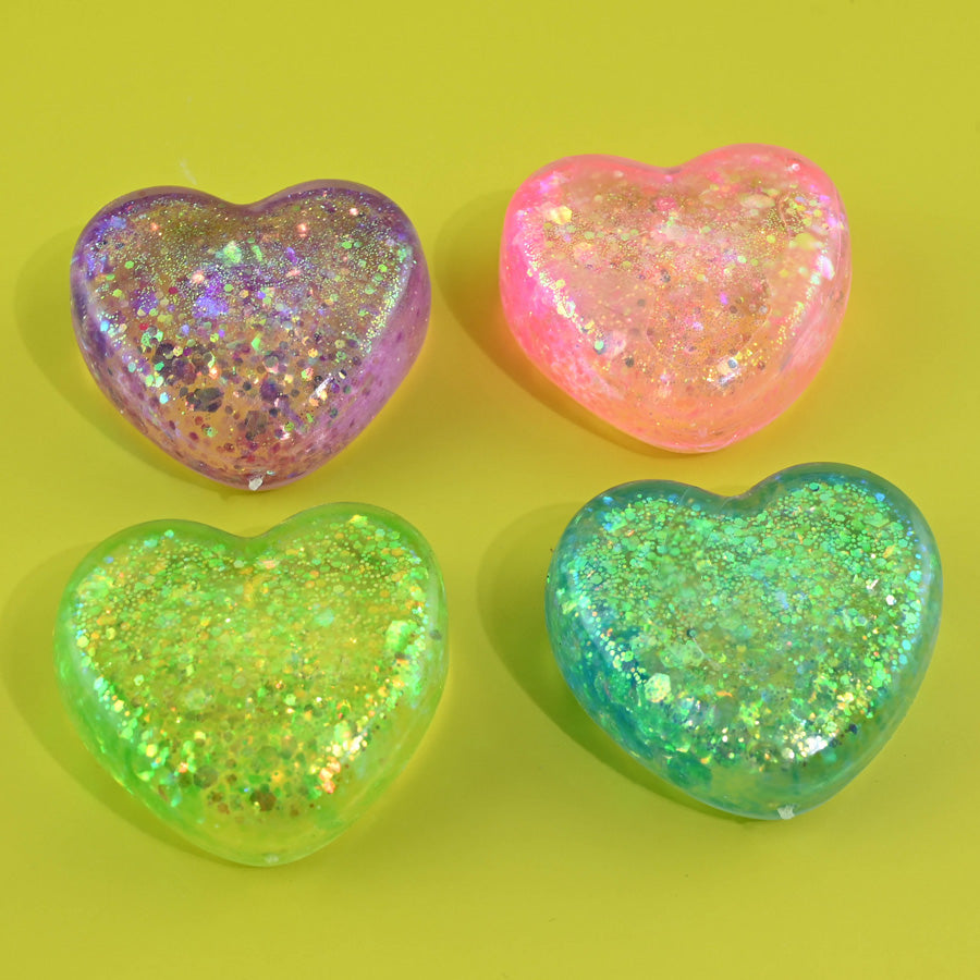 Squeeze-Zuckerherzen in Box in verschiedenen Farben