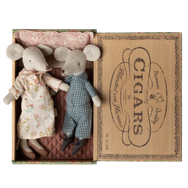 Maileg Großmutter- und -Vater-Maus in Zigarettenbox