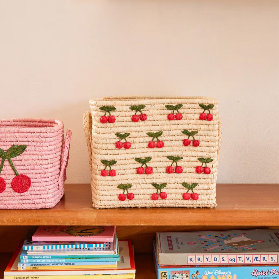 Quadratischer Raffia-Korb im Small Cherries Allover-Design in Natur
