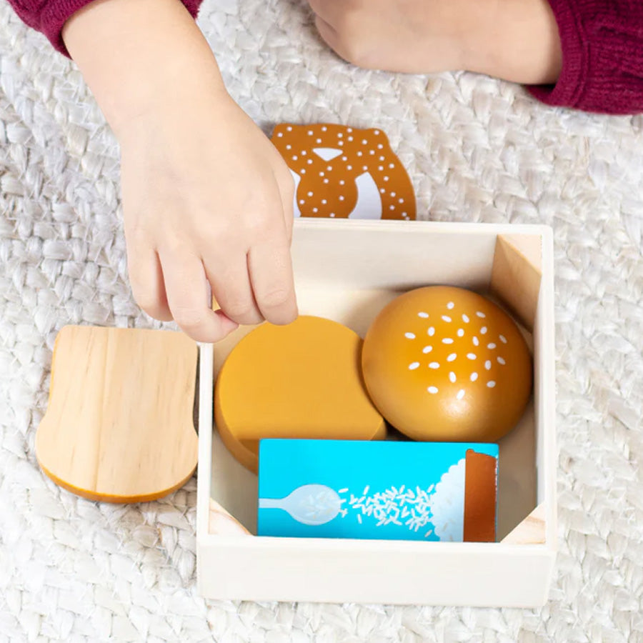 Spielzeugbrot aus Holz