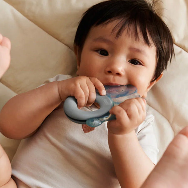 Kühlender Elefanten-Beißring in Sandy und Dove Blue