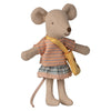 Kleine Schwester Maus mit Käsetasche