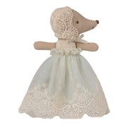 Babymaus im hellblauen Taufkleid