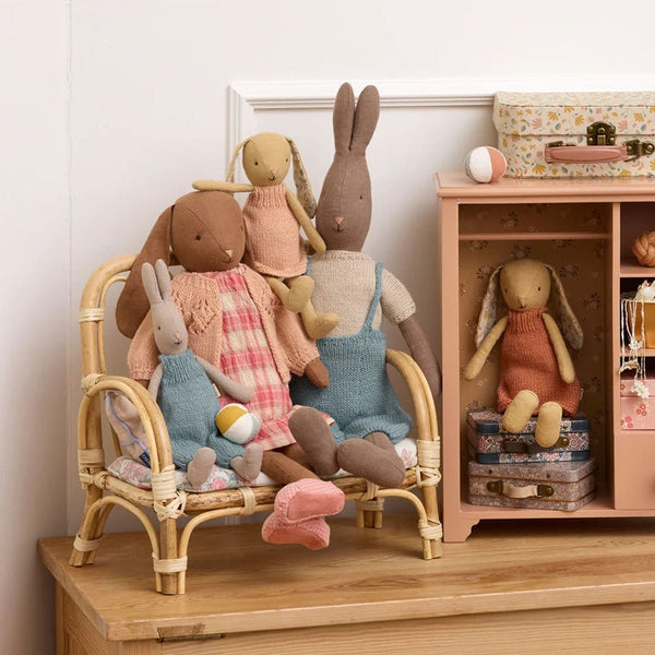 Maileg Klassischer Hase mit Strickoverall (Größe 1)