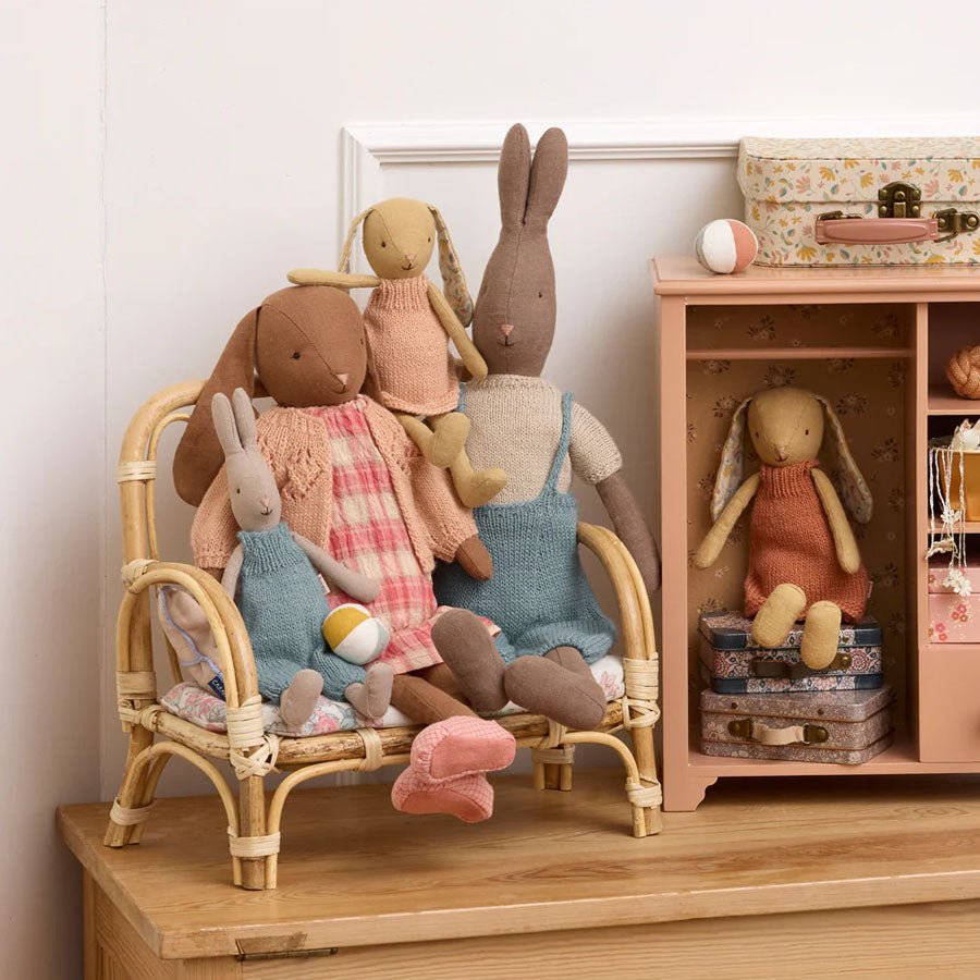 Klassisk Kanin med Strikket Overalls (Str. 1)