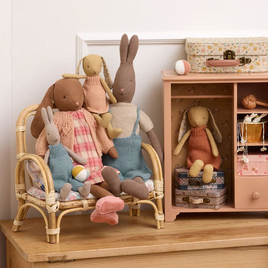 Kanin i Cremegul med Strikket Kjole (Str. 2)