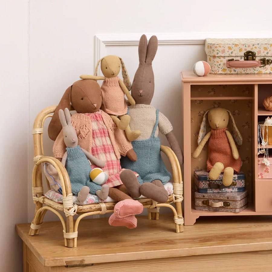 Kanin i Brun med Strikket Bluse og Overalls (Str. 3)