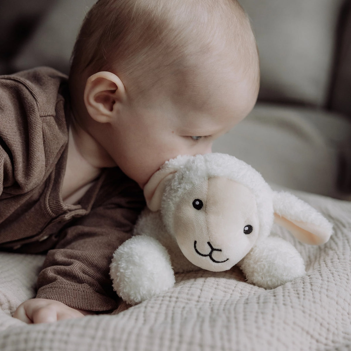 Rosie Genopladelig Hjertelydsbamse i Beige fra Flow Amsterdam