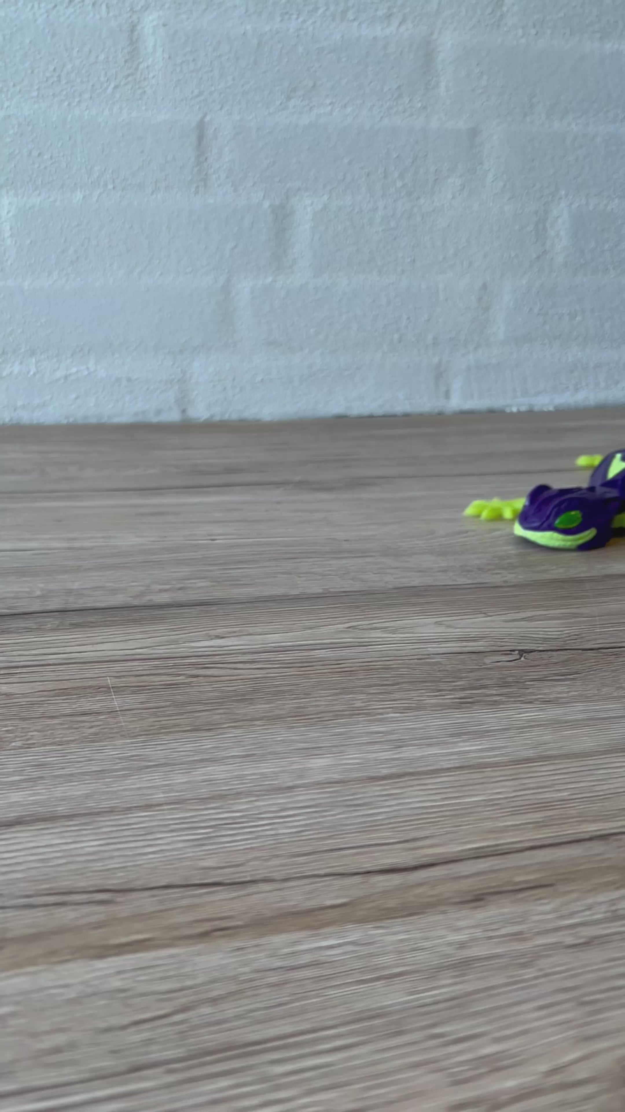 Video laden: Hex Bots Wand-kletternde Gecko, Leuchtet im Dunkeln