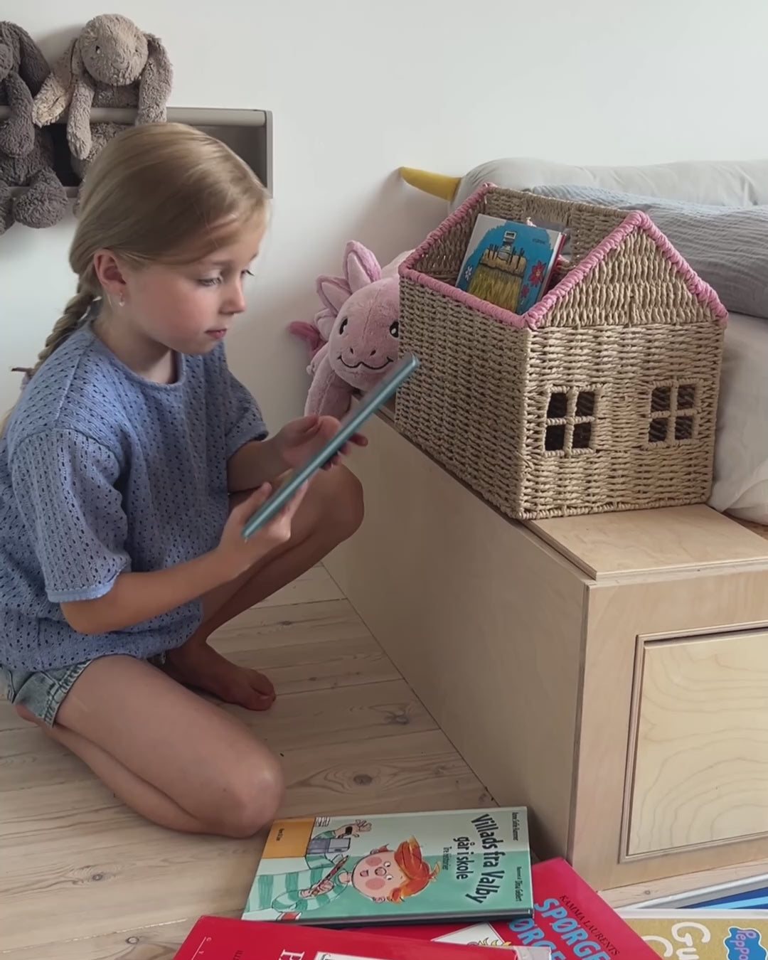 Video laden: En pige der sætter bøger i orden i en Rice bogkurv